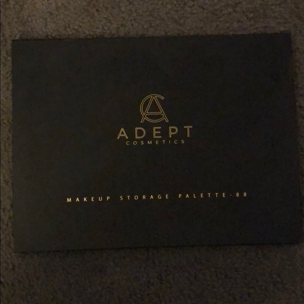 Makeup storage palette